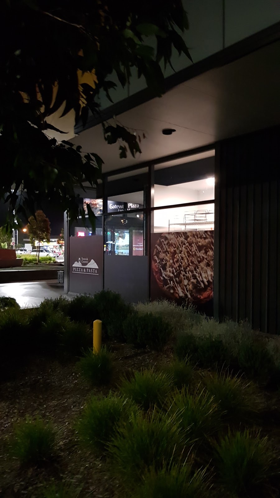 Town & Country Pizza and Pasta Leopold | meal delivery | Gateway Plaza, G65/621-659 Bellarine Hwy, Leopold VIC 3224, Australia | 0352484607 OR +61 3 5248 4607