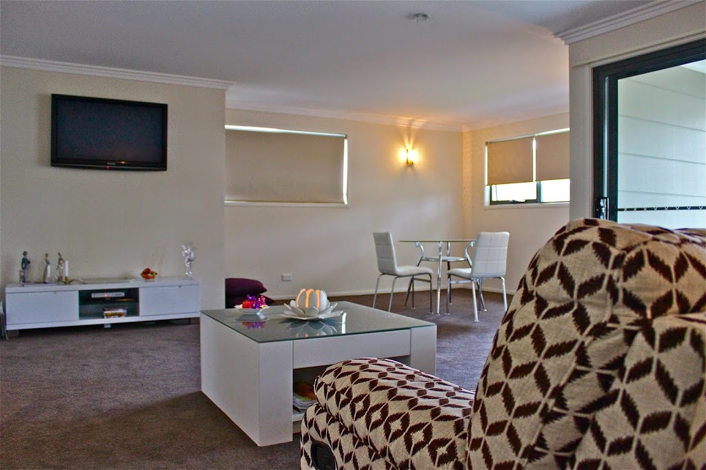 Breeze Bed and Breakfast | 2 Katungal St, Bateau Bay NSW 2261, Australia | Phone: (02) 4334 3788