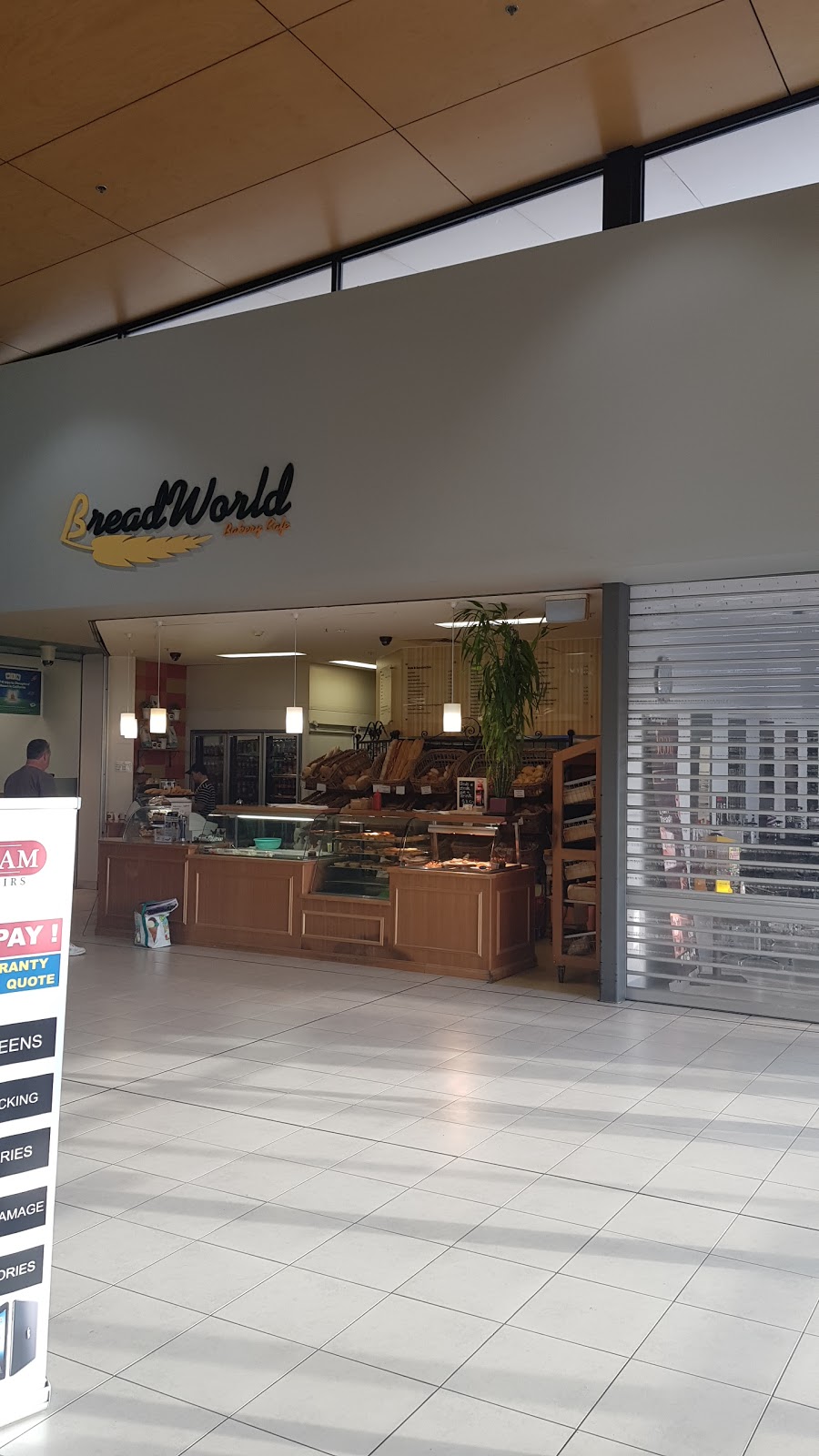 Bread World Bakery Cafe | bakery | 205 Greens Rd, Wyndham Vale VIC 3024, Australia | 0397317895 OR +61 3 9731 7895