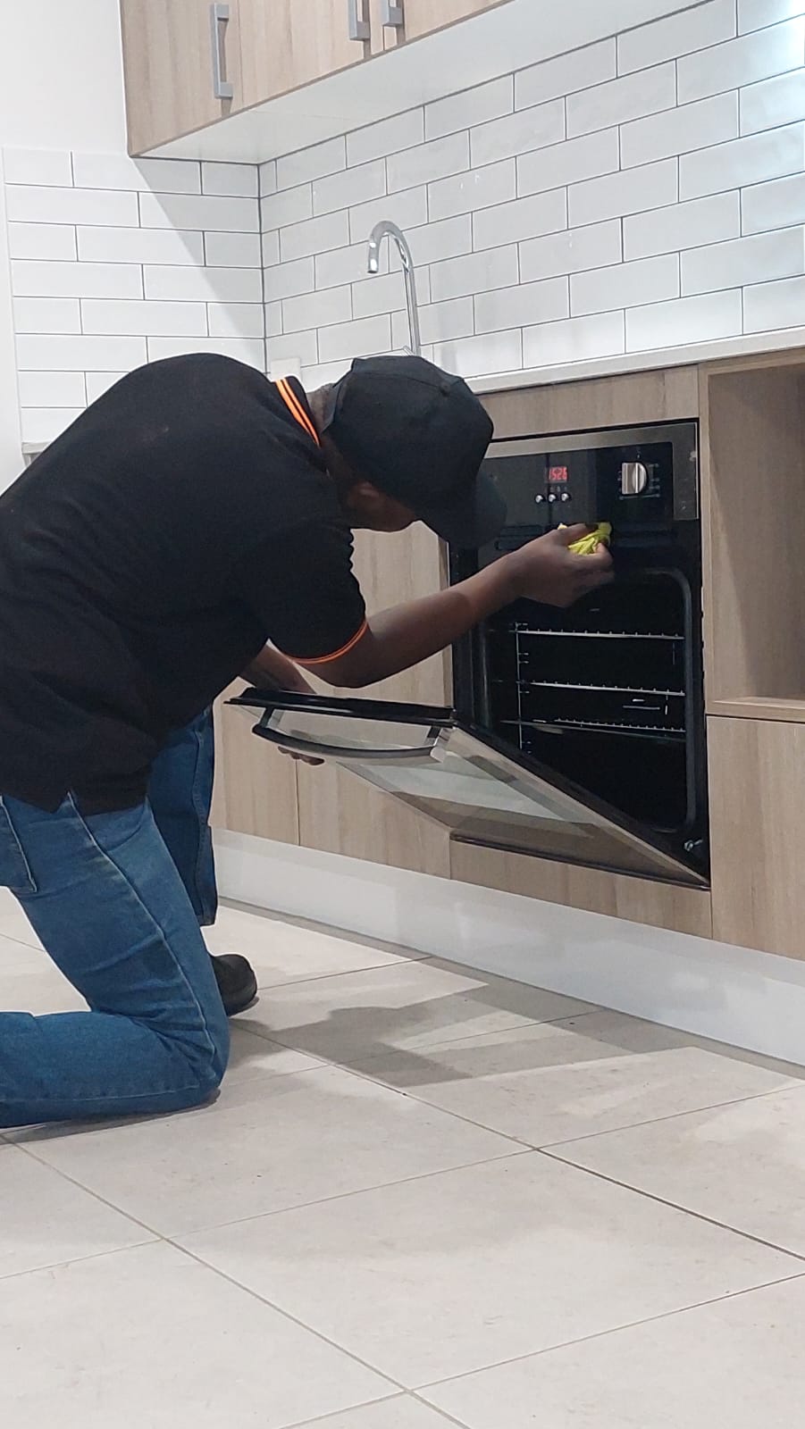 Une Solutions - Residential & Commercial Cleaning | 35 E Beaumont Rd, Park Ridge QLD 4125, Australia | Phone: 0414 506 197