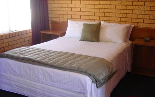 Lake Mulwala Hotel Motel | store | 88 Melbourne St, Mulwala NSW 2647, Australia | 0357442499 OR +61 3 5744 2499