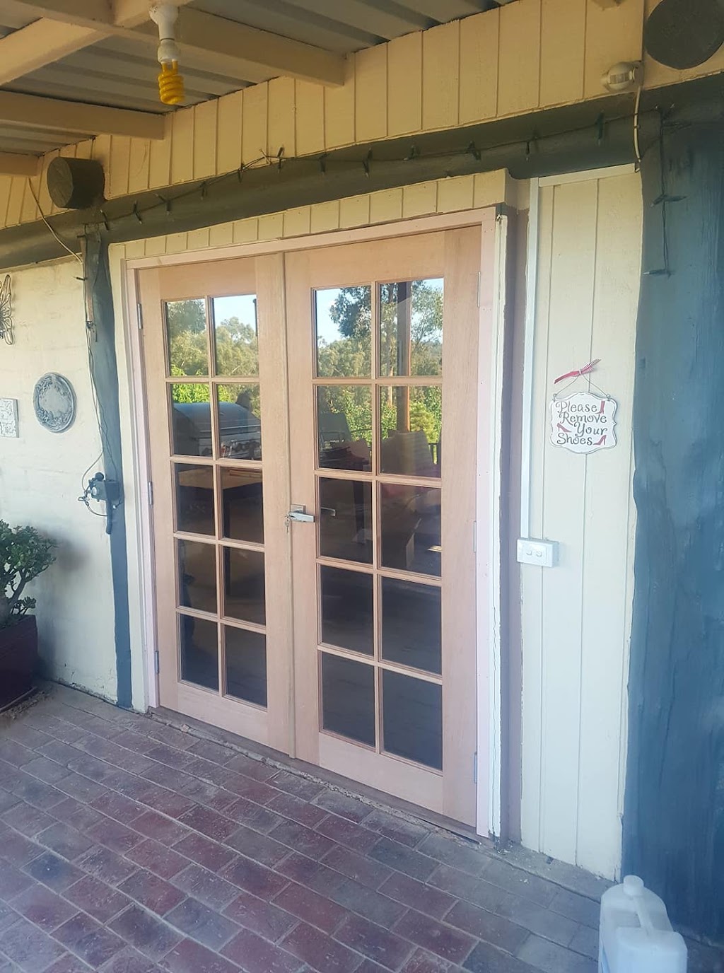 WELL HUNG Doors by Neil | Fleetwood Dr, Narre Warren VIC 3810, Australia | Phone: 0418 712 097