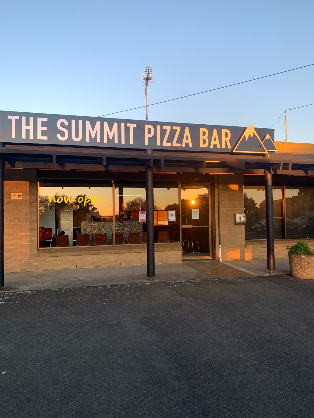 The Summit Pizza Bar | restaurant | 100 Simpson St, Ballarat North VIC 3350, Australia | 0422166557 OR +61 422 166 557
