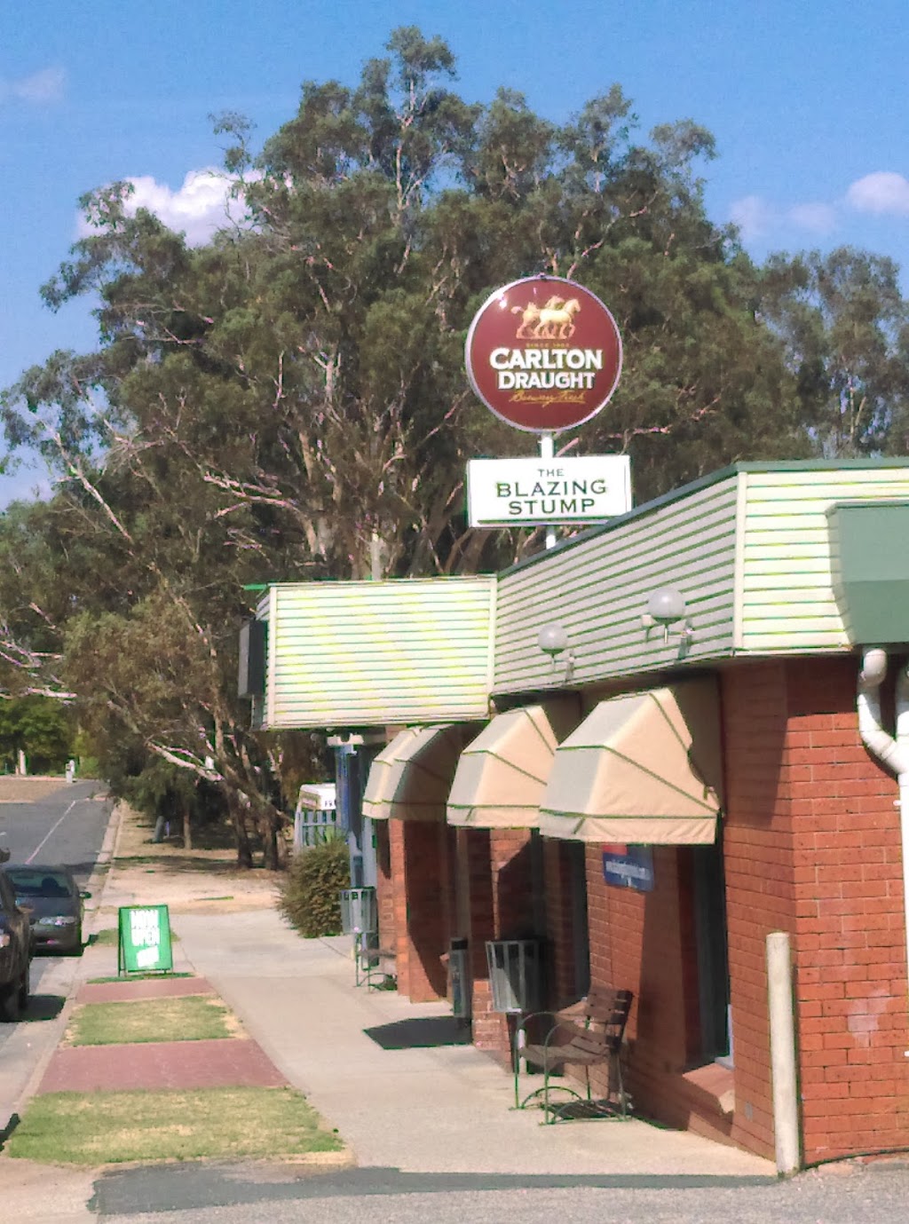 The Blazing Stump Hotel | 4315 Anzac Parade, Wodonga VIC 3690, Australia | Phone: (02) 6024 2041