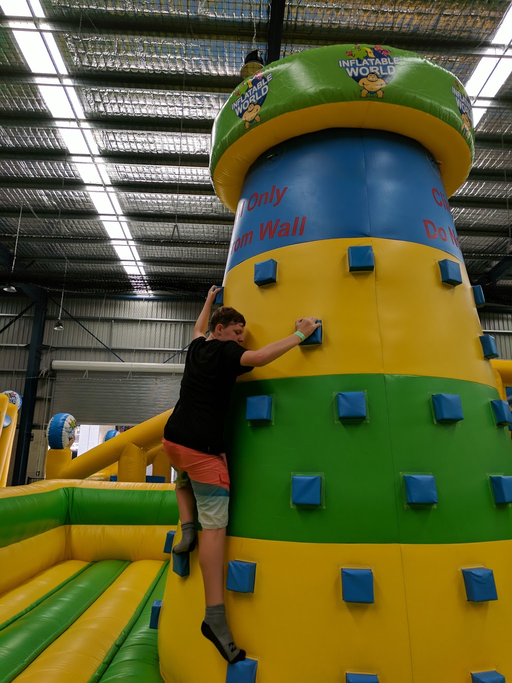 Inflatable World Arundel | 61 Newheath Dr, Arundel QLD 4214, Australia | Phone: (07) 5529 9436