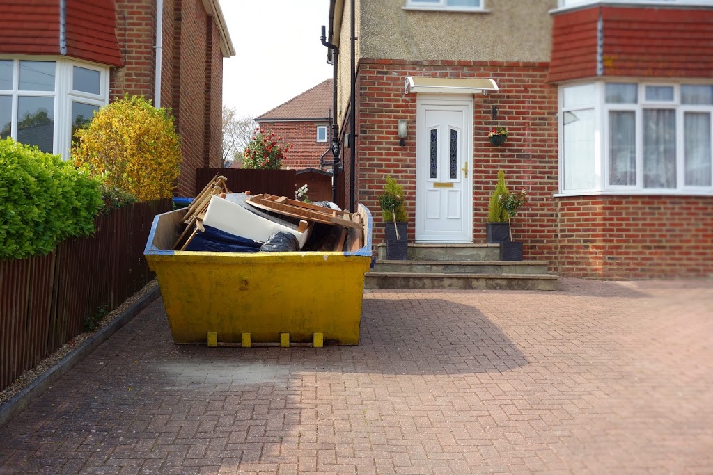 True Blue Dump Bins PTY LTD - 2m3 - 10m3 Skip Bin Hire | Servicing Hawkesbury, Windsor, Richmond, Blacktown, Hills District Suburbs Kellyville, Rouse Hill, Schofields, Castle Hill, Marsden Park, The Ponds Baulkham Hills, Bella Vista, Box Hill, Pitt Town, Seven Hills, 11 Farm Rd, Riverstone NSW 2765, Australia | Phone: (02) 9838 1833