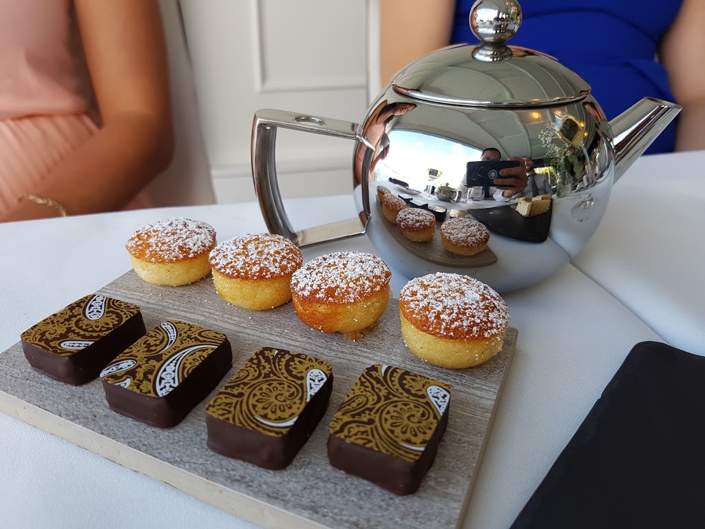 Sails on Lavender Bay | 2 Henry Lawson Ave, McMahons Point NSW 2060, Australia | Phone: (02) 9955 5998