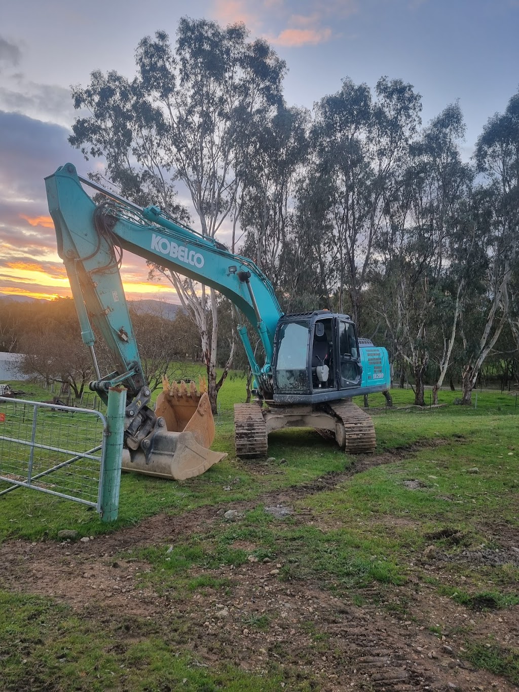 Lonergan Dozer & Ag | 18 Bryants gap, Sandy Creek VIC 3695, Australia | Phone: 0429 996 651