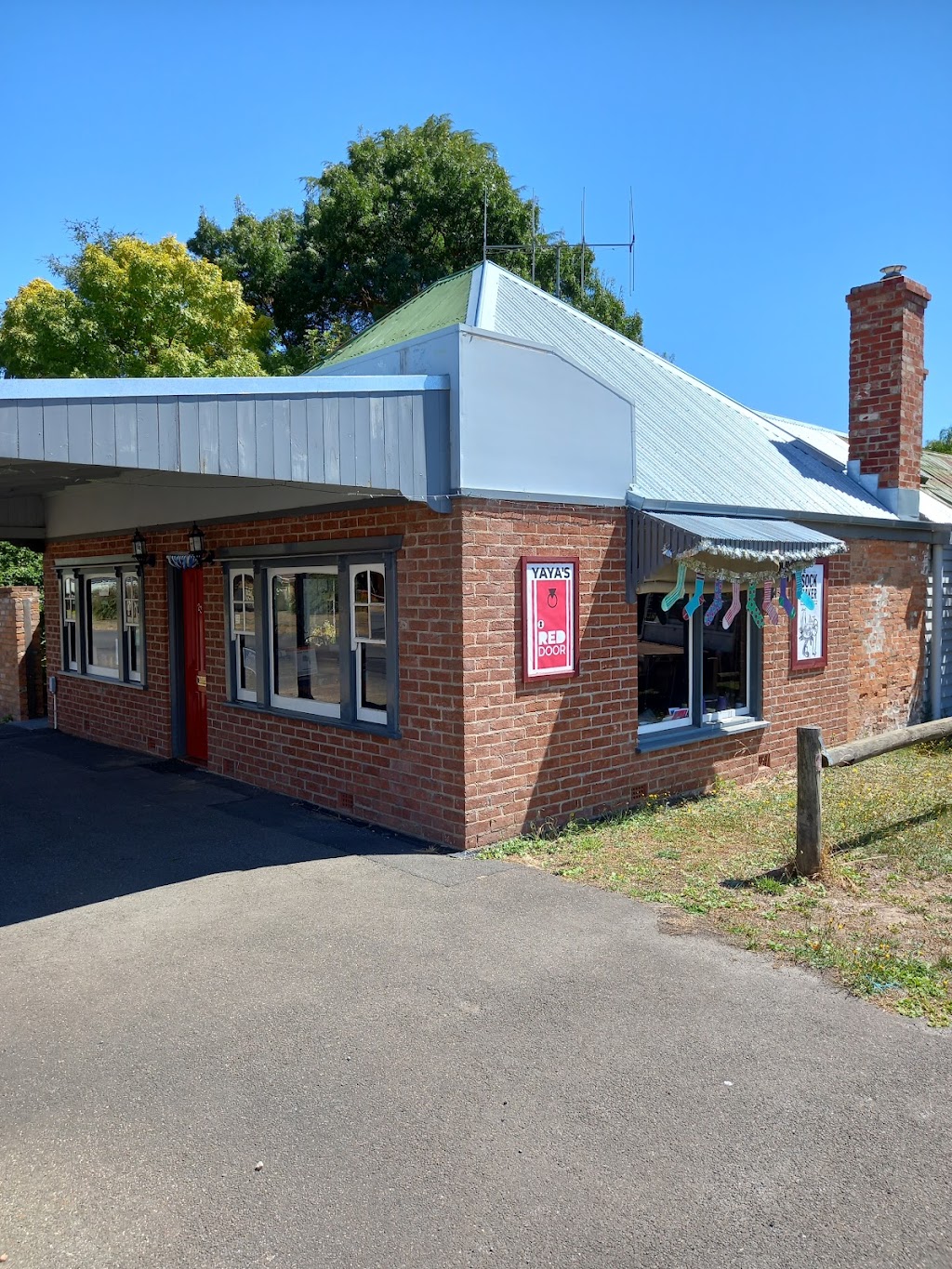 Ya Yas Red Door | 23 Fraser St, Clunes VIC 3370, Australia | Phone: 0428 129 105
