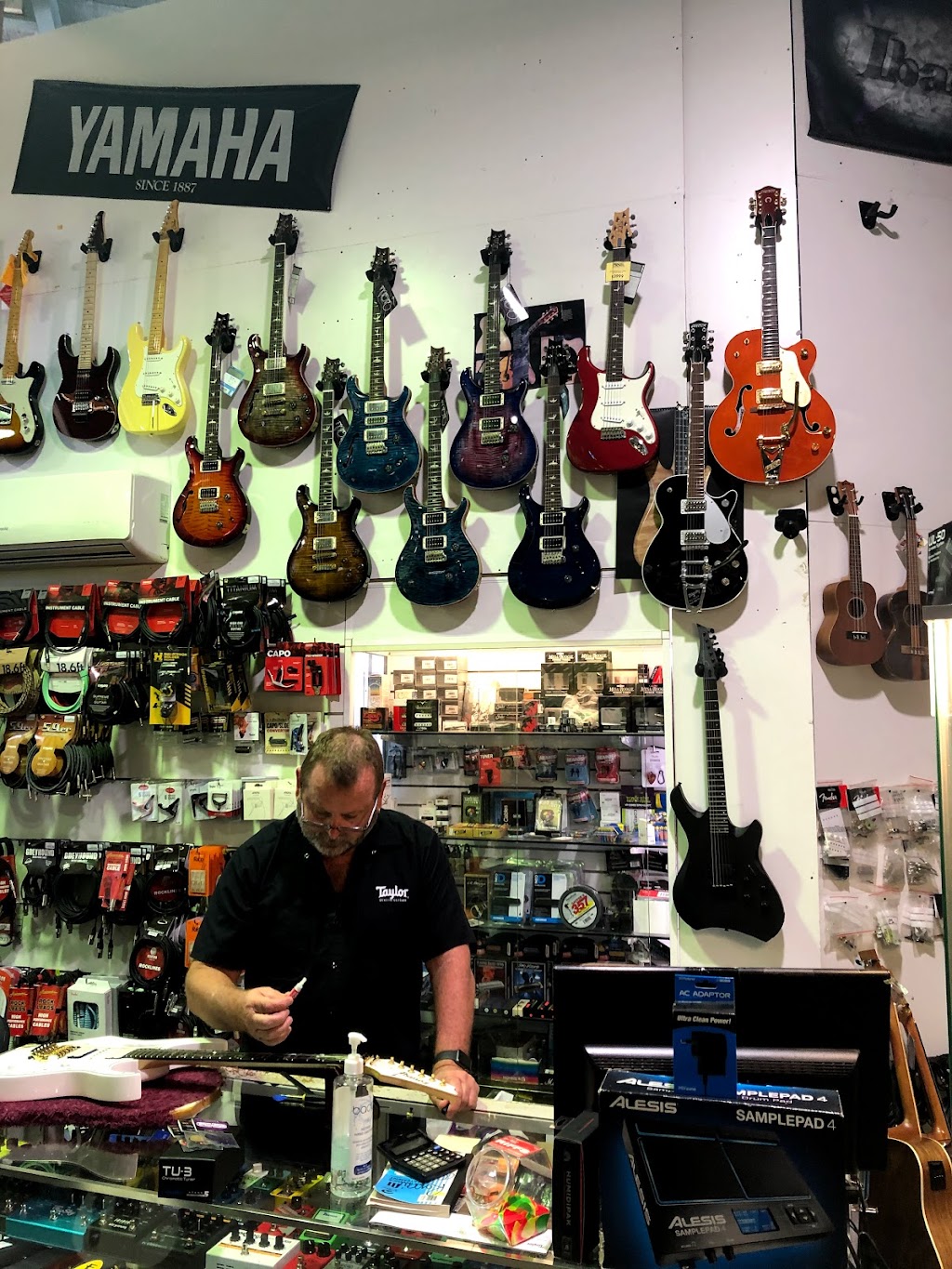 Guitar World | electronics store | 1/22 New St, Nerang QLD 4211, Australia | 0755962588 OR +61 7 5596 2588