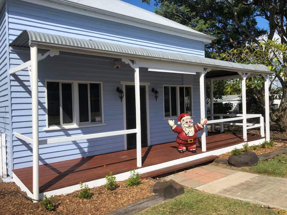 Tiaro Christmas Cottage | 24 Mayne St, Tiaro QLD 4655, Australia | Phone: (07) 4193 9834