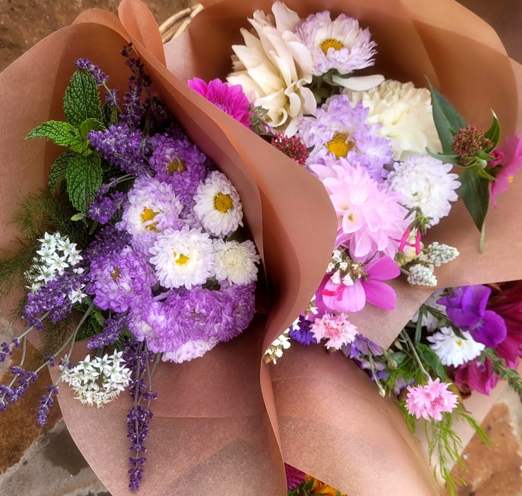 Beautiful blooms Guyra | 19 Lakeview Rd, Guyra NSW 2365, Australia | Phone: 0497 761 444
