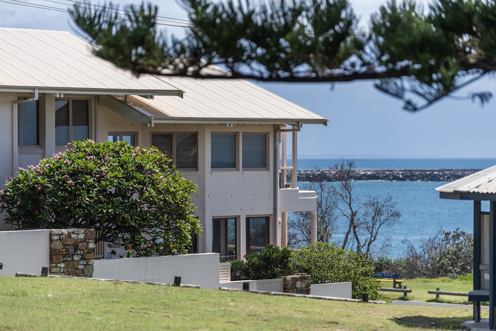 Sandrift Beachside Apartments - Oceanstays | 21 Ocean St, Yamba NSW 2464, Australia | Phone: 1800 963 444