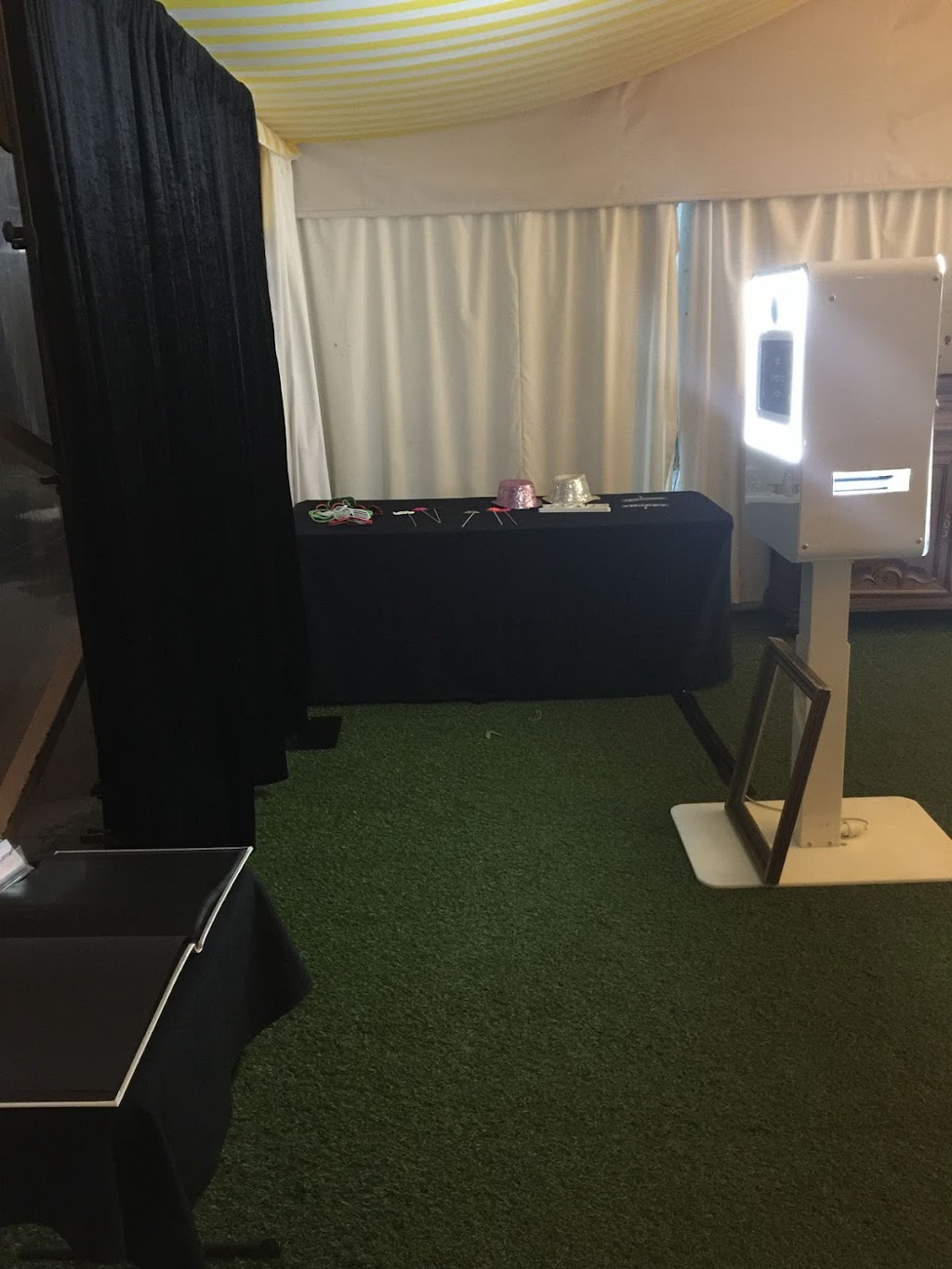 Ace Photo Booth Hire | 1 Vasey Ct, Upper Coomera QLD 4209, Australia | Phone: 0468 760 750