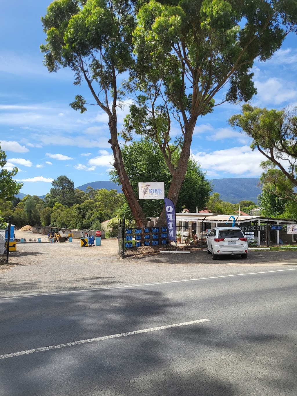 Bird in a Garden, Landscape and Garden Supplies. | 2687 Warburton Hwy, Yarra Junction VIC 3799, Australia | Phone: (03) 5967 1517