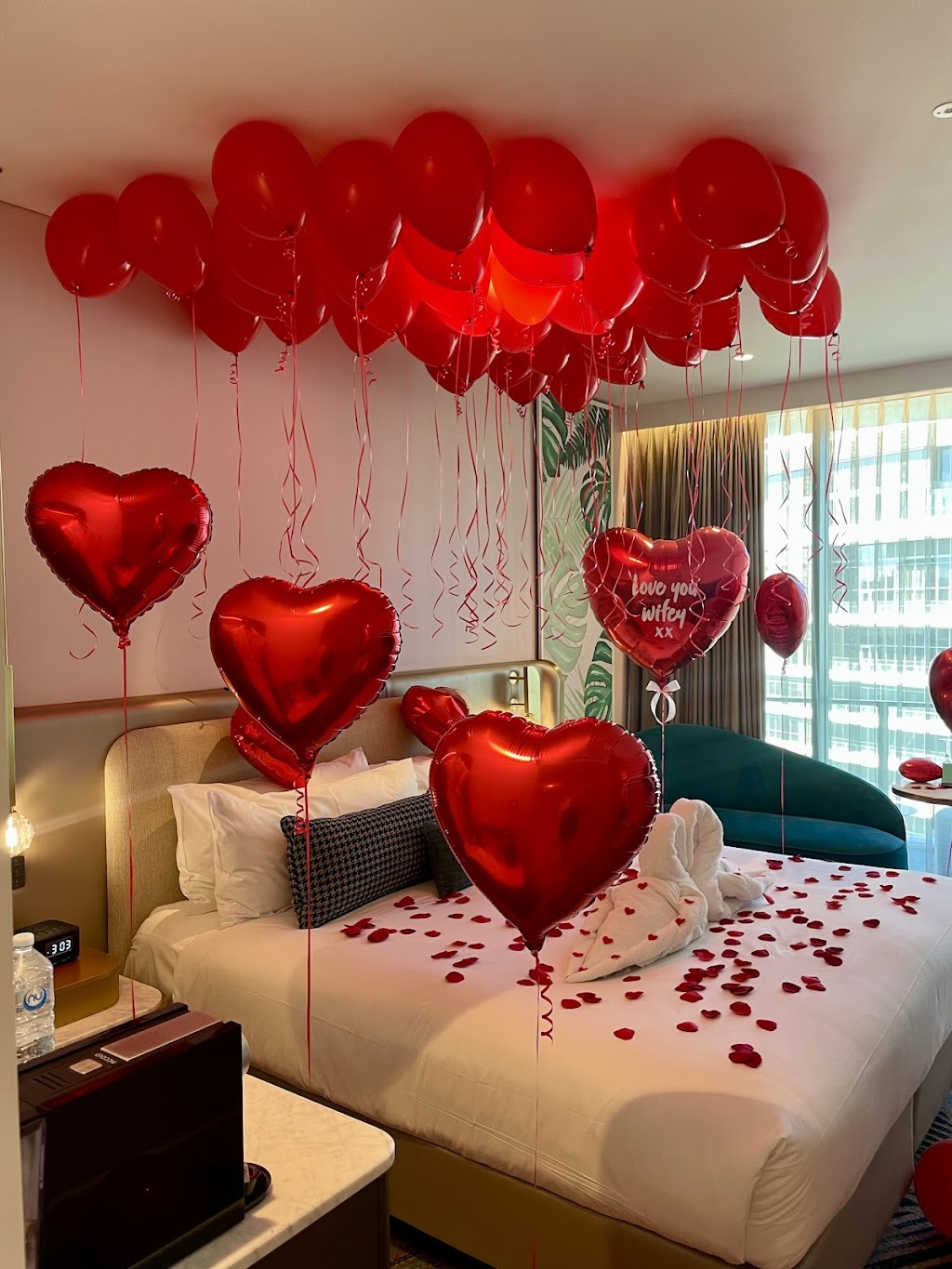 Hug & Kiss - Luxury Custom Balloons | 14 Mason St, Southport QLD 4215, Australia | Phone: 0435 332 510