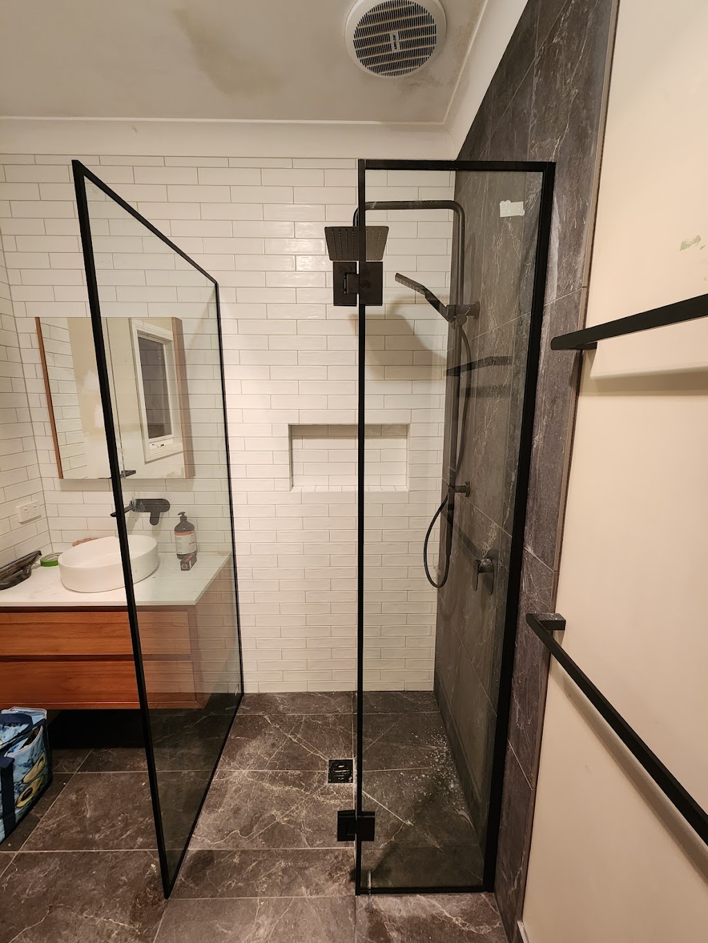 Think Frameless Glassworks | 7 Mitiamo St, Eynesbury VIC 3338, Australia | Phone: 0493 164 619