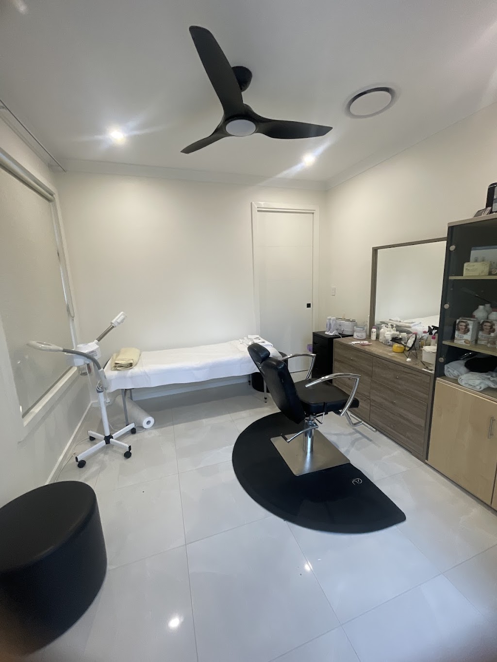 Crazy girls saloon and beauty | 55 Ashwood Cct, Chambers Flat QLD 4133, Australia | Phone: 0490 880 897