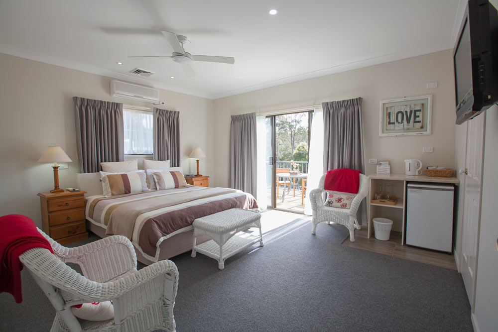 Batemans Bay Manor Bed and Breakfast | lodging | 22 Cors Parade, North Batemans Bay NSW 2536, Australia | 0244727627 OR +61 2 4472 7627