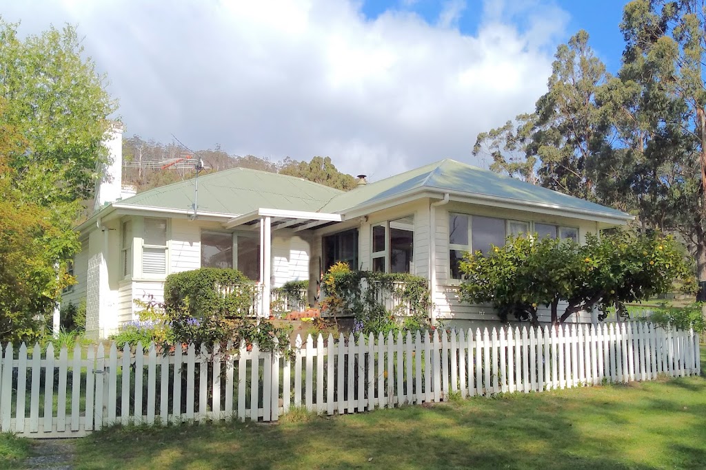 Huon River Country Cottage | 4156 Huon Hwy, Castle Forbes Bay TAS 7116, Australia | Phone: 1800 770 224