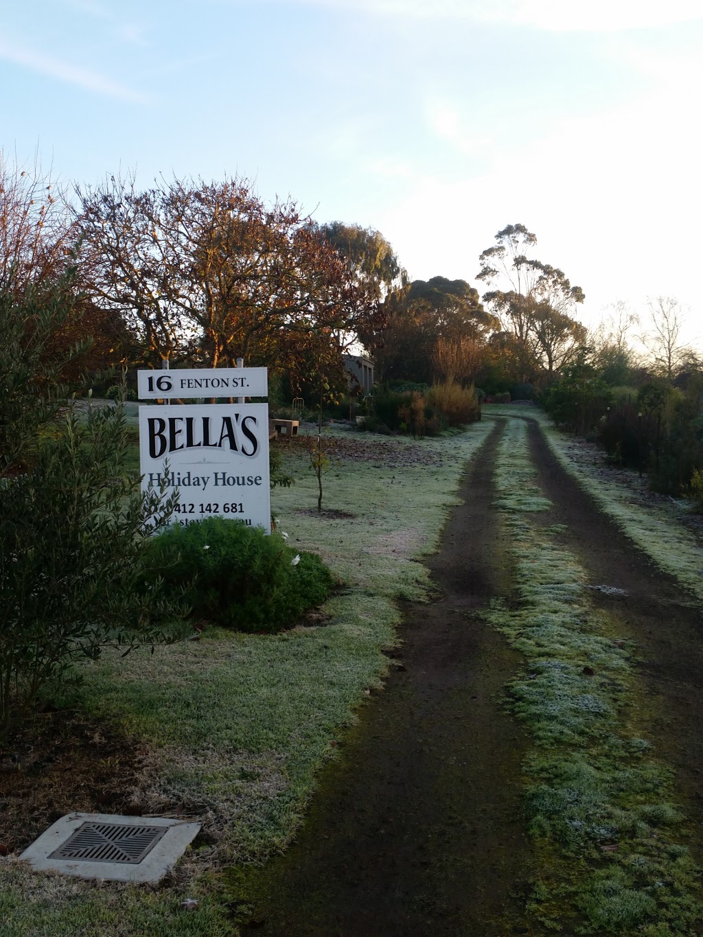 Bellas Holiday House |  | 16 Fenton St, Camperdown VIC 3260, Australia | 0412142681 OR +61 412 142 681