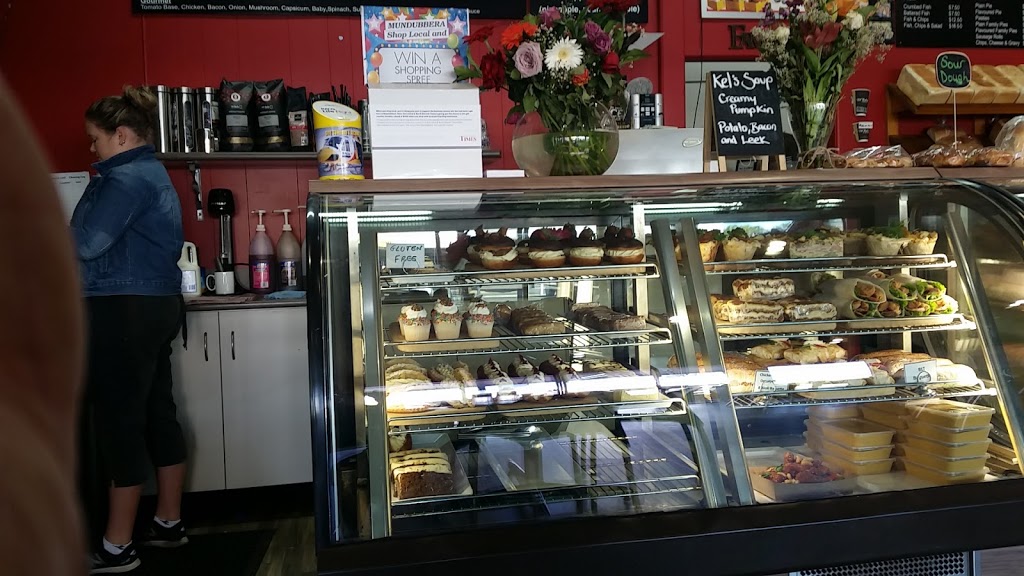 La Famille Cafe & Bakery | cafe | 53 Lyons St, Mundubbera QLD 4626, Australia | 0741654495 OR +61 7 4165 4495