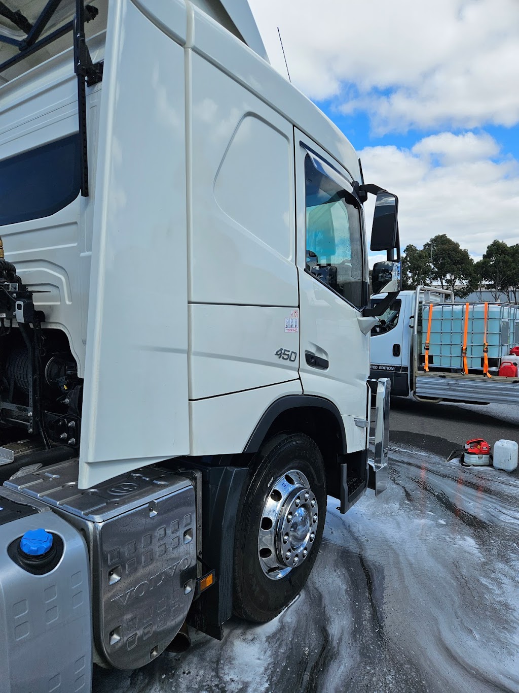 Paras mobile truck wash services | 32 Egremont Ave, Tarneit VIC 3029, Australia | Phone: 0433 078 388