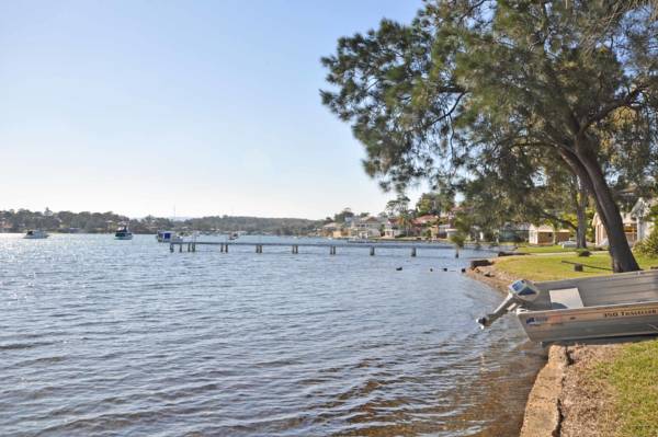 The Studio on the Lake | 64a Sealand Rd, Fishing Point NSW 2283, Australia | Phone: (02) 8840 2852