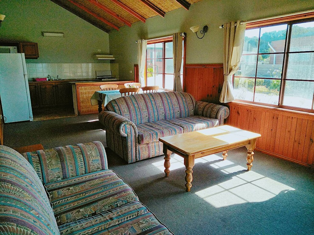 Baudins Accommodation | 125 The Esplanade, Naracoopa TAS 7256, Australia | Phone: (03) 6461 1110