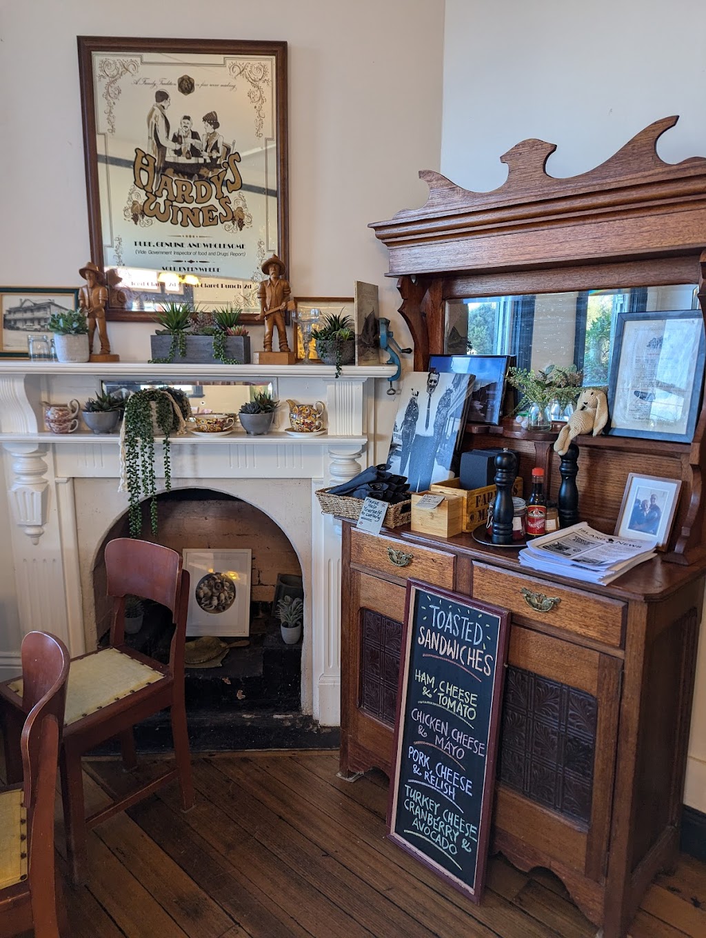 Corner Cafe at the Interstate Hotel | 8 Patrick St, Whitemark TAS 7255, Australia | Phone: (03) 6359 2114
