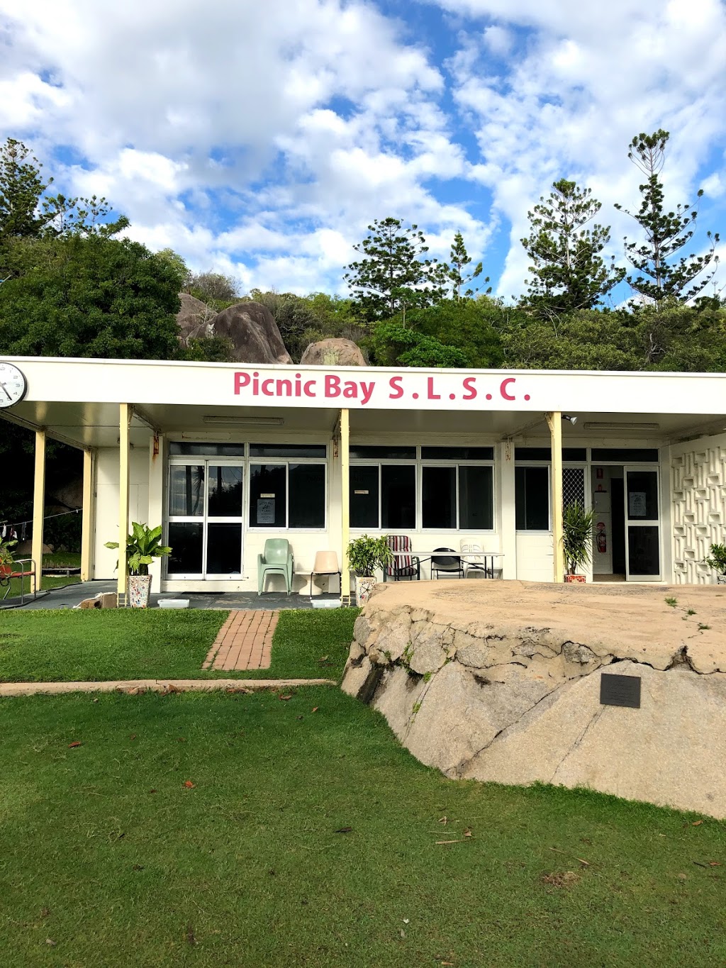 Picnic Bay Hotel | lodging | Esplanade, Picnic Bay QLD 4819, Australia | 0747785166 OR +61 7 4778 5166