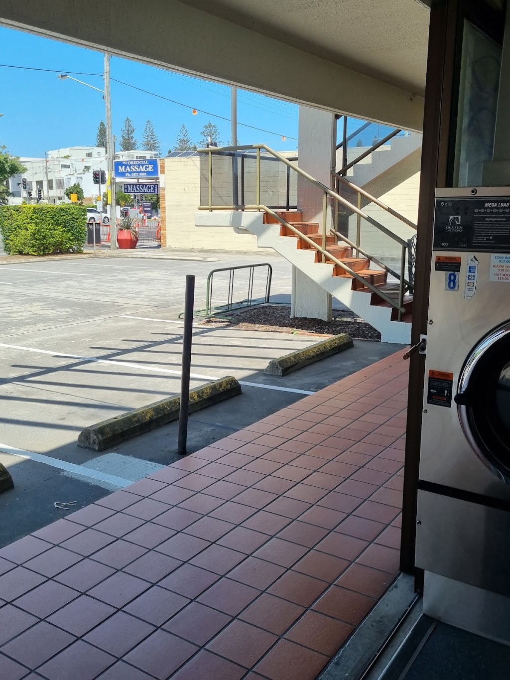 Waves Laundromat Miami | Ste 4/2098 Gold Coast Hwy, Miami QLD 4220, Australia | Phone: 0400 881 734