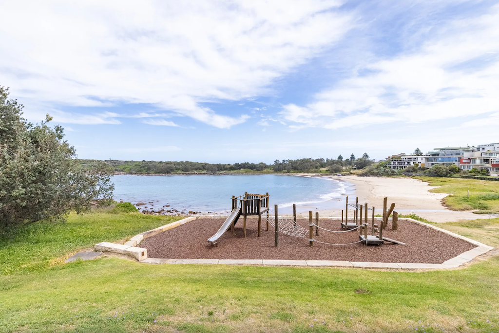 Port Stephens Beachside Garden Villa Rental- Maestral II | 27 Richardson Ave, Boat Harbour NSW 2136, Australia | Phone: (02) 4981 1577