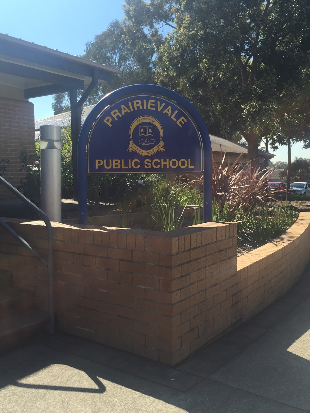 Prairievale Public School | school | 211 Prairie Vale Rd, Bossley Park NSW 2176, Australia | 0296040922 OR +61 2 9604 0922