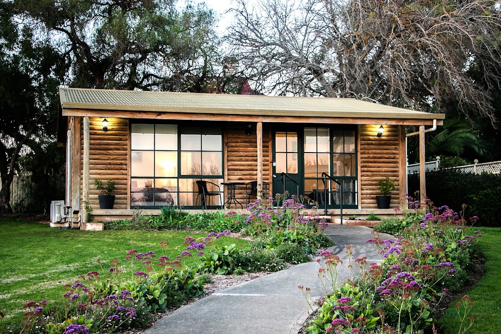 The Log Cabin - Naracoorte | lodging | 43 Gordon St, Naracoorte SA 5271, Australia | 0418825199 OR +61 418 825 199