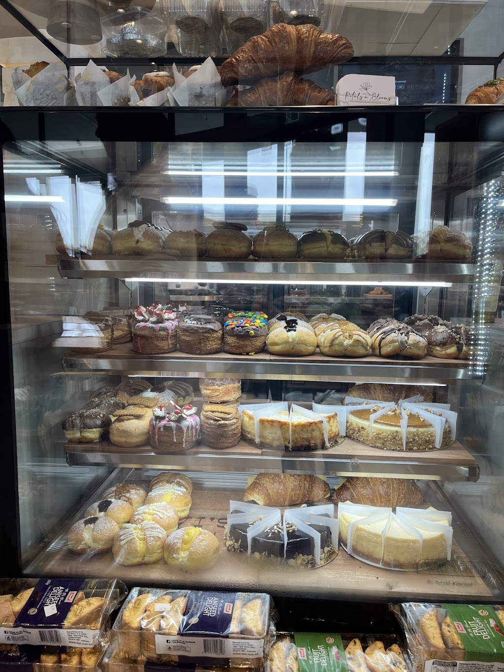 Pavis Cafe & Deli | Shop 3b/90 Glenmore Ridge Dr, Glenmore Park NSW 2745, Australia | Phone: (02) 8528 2991