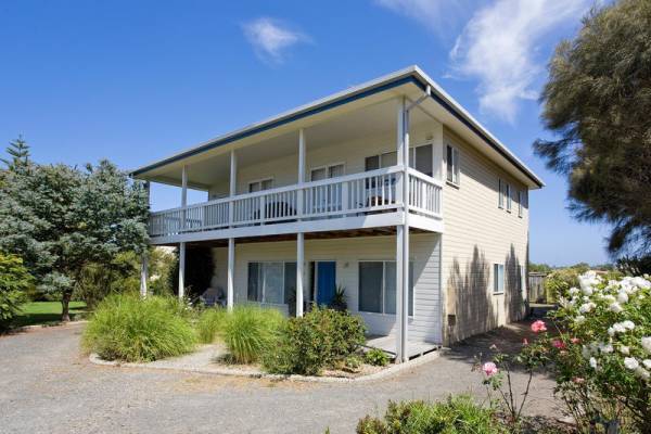 Ocean Mist Holiday Home Apollo Bay | 3 Felicity Ct, Apollo Bay VIC 3233, Australia | Phone: (03) 5237 2600