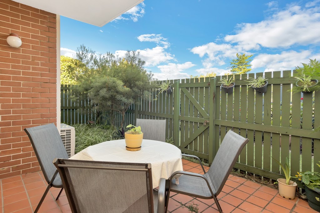 Superb + Convenient 2 Bedroom Courtyard Apartment | 11 Burlington St, Holland Park West QLD 4121, Australia | Phone: 0413 320 328