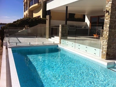 Leading Edge Glass - Glass Pool Fencing Gold Coast | 38 Kendor St, Arundel QLD 4214, Australia | Phone: 0418 752 274