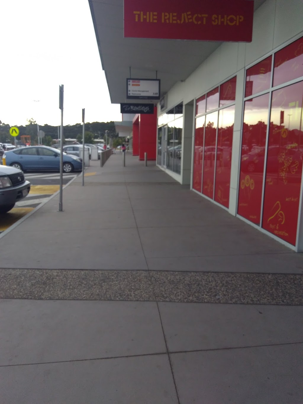 Lara Village Shopping Centre | shopping mall | 4/2 Waverley Rd, Lara VIC 3212, Australia | 0352824411 OR +61 3 5282 4411
