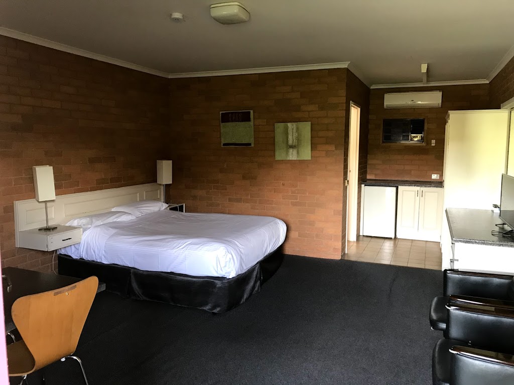 Essendon Motel | lodging | 93 Bulla Rd, Melbourne VIC 3041, Australia | 0393742433 OR +61 3 9374 2433