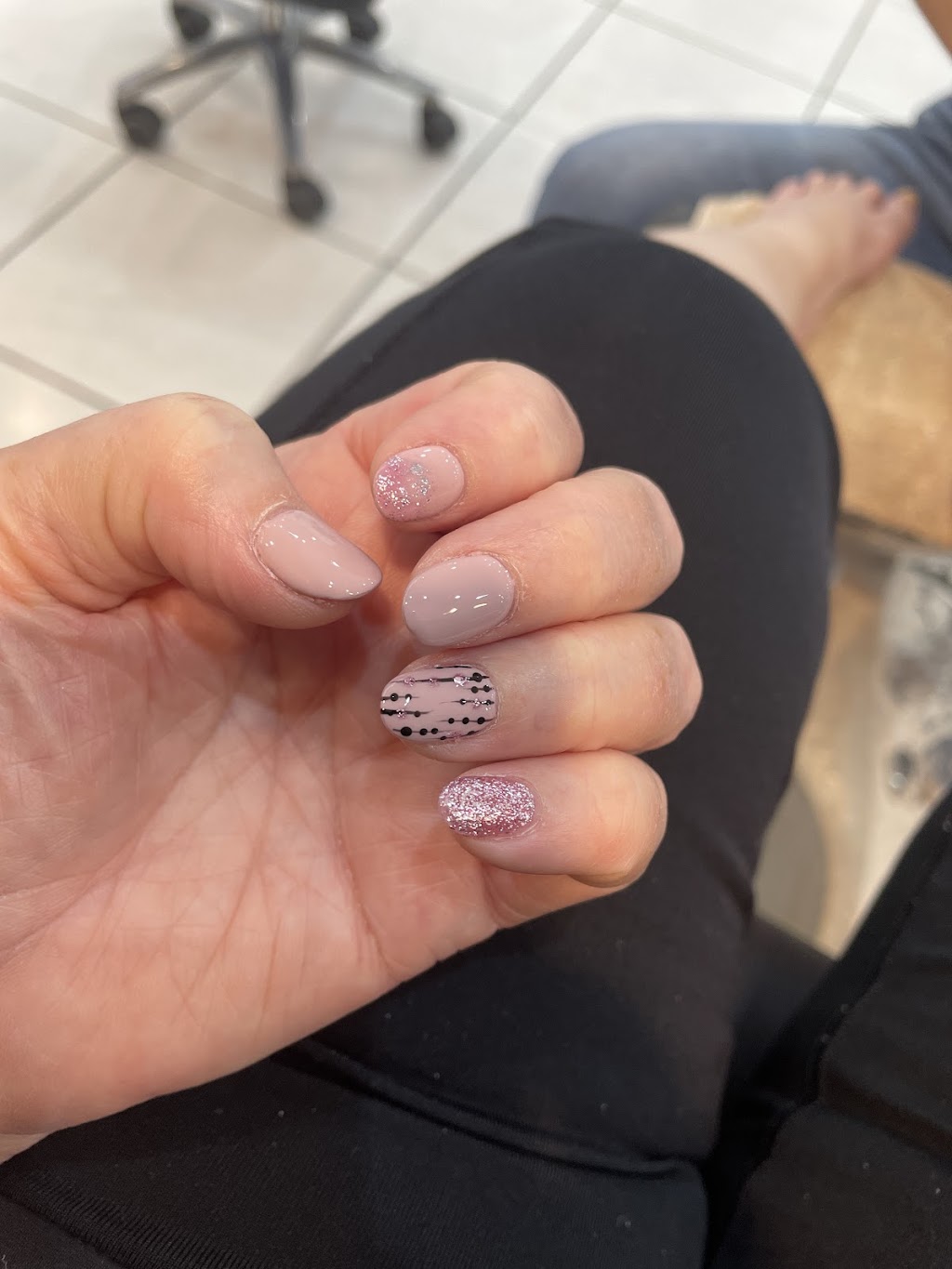Emerald Nail Salon | shop 28/144 Egerton St, Emerald QLD 4720, Australia | Phone: 0423 117 124