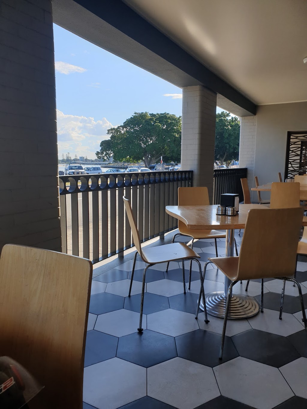 Lakes & Ocean Hotel | cafe | 10 Little St, Forster NSW 2428, Australia | 0265546005 OR +61 2 6554 6005
