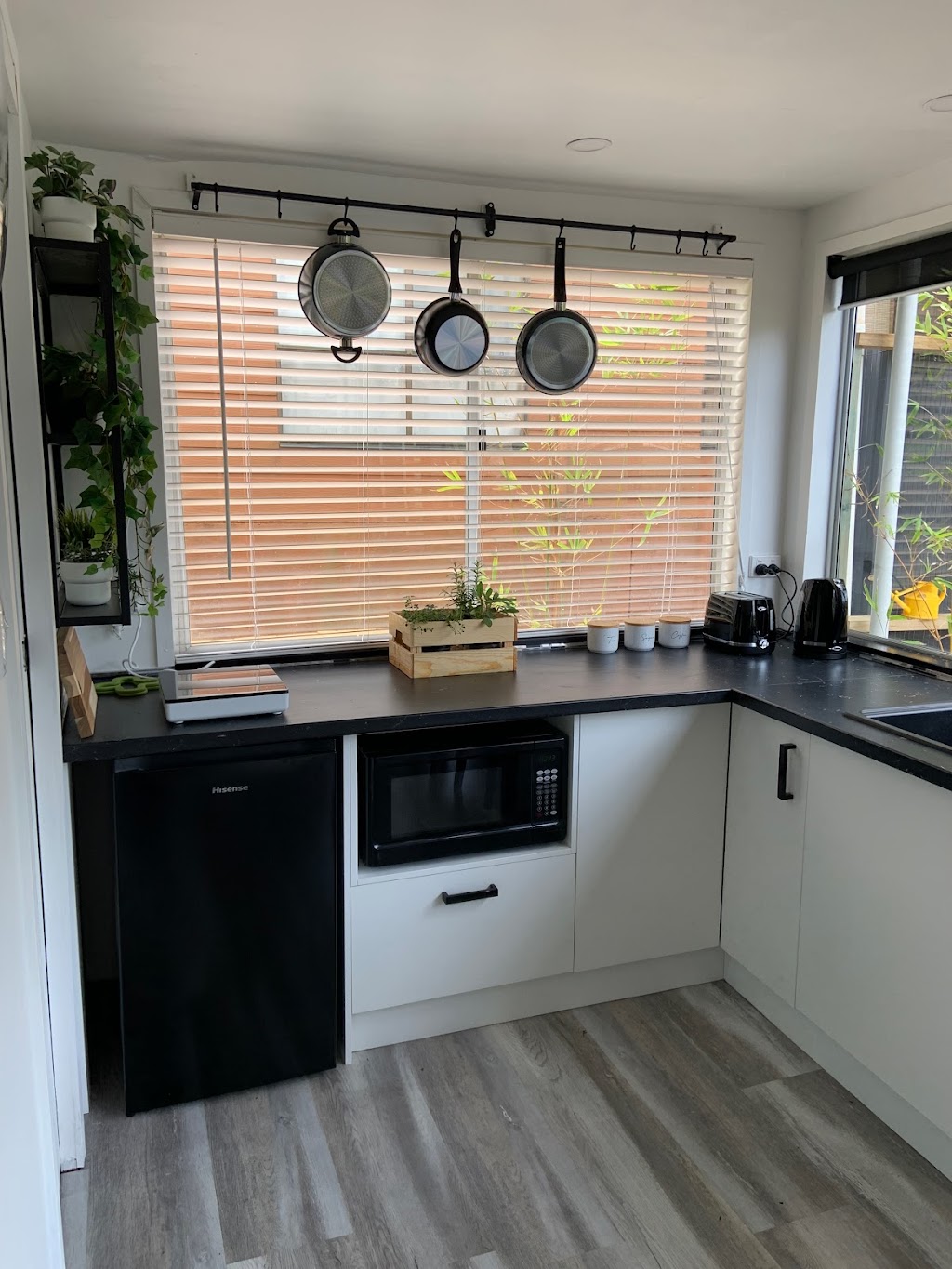 Lamb Island Beachside Stay | 48 Resthaven Dr, Lamb Island QLD 4184, Australia | Phone: 0403 280 820