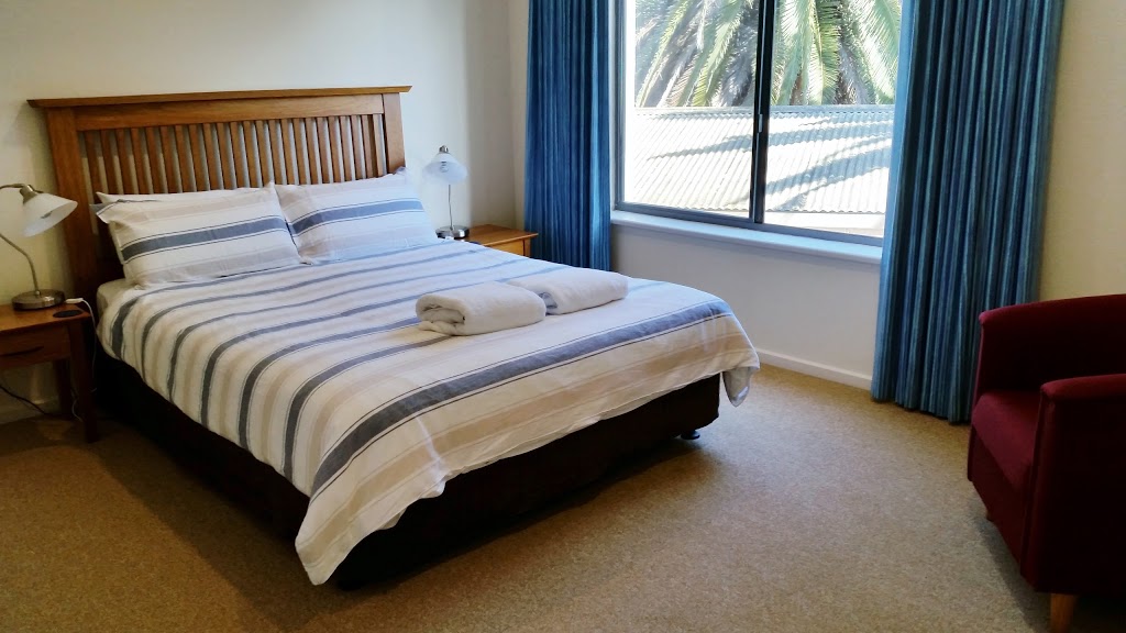 Beachcomber at Port Elliot Encounter Holiday Rentals | 22 Basham Parade, Port Elliot SA 5212, Australia | Phone: 0418 817 394