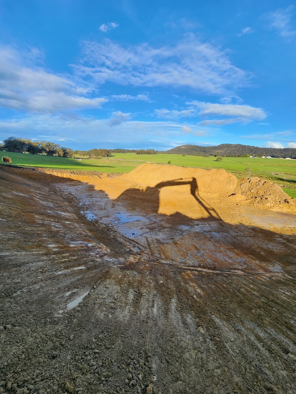 Locked Excavations | 10 Cranneys Ln, Trentham VIC 3458, Australia | Phone: 0429 609 270