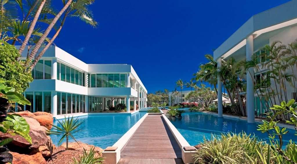 Oasis Pool Bar | Sheraton Grand Mirage Resort Gold Coast, 71 Seaworld Dr, Main Beach QLD 4217, Australia | Phone: (07) 5577 0000