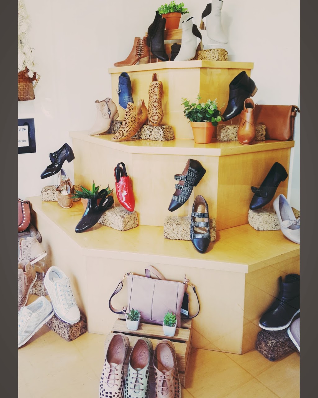 Manning Shoes | shoe store | 189 Victoria St, Taree NSW 2430, Australia | 0265521177 OR +61 2 6552 1177