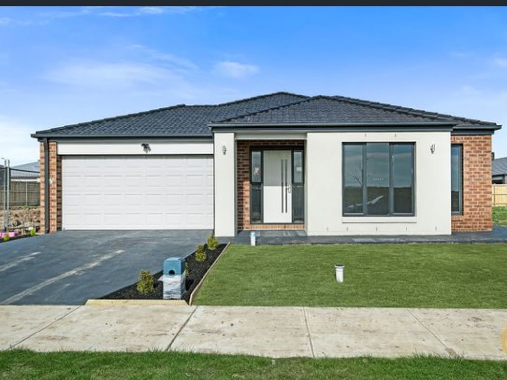 House | lodging | 18 shulze drive, Clyde North VIC 3978, Australia