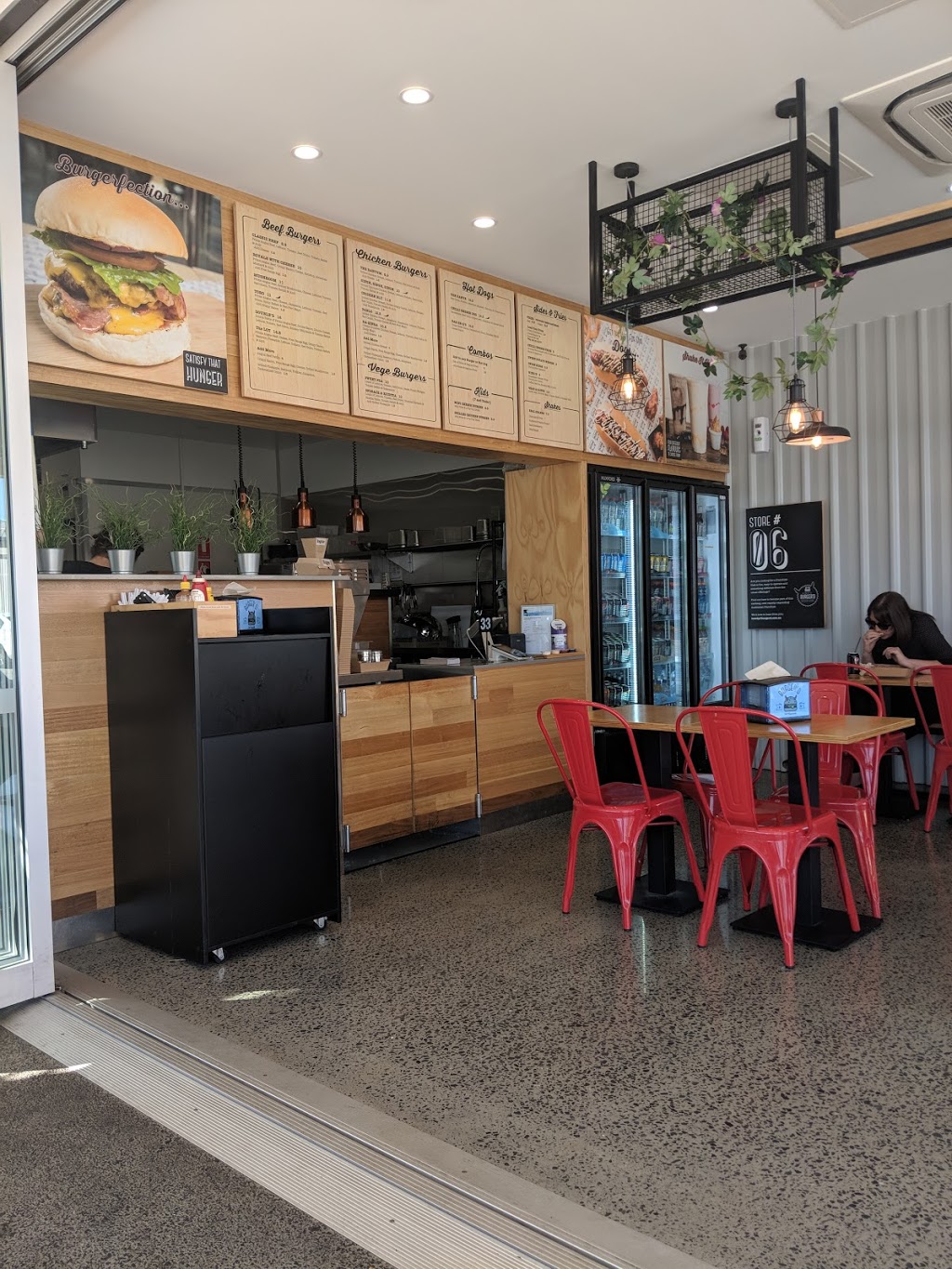 Burger’D Ashmore | restaurant | 4/501 Olsen Ave, Ashmore QLD 4214, Australia | 0755649989 OR +61 7 5564 9989